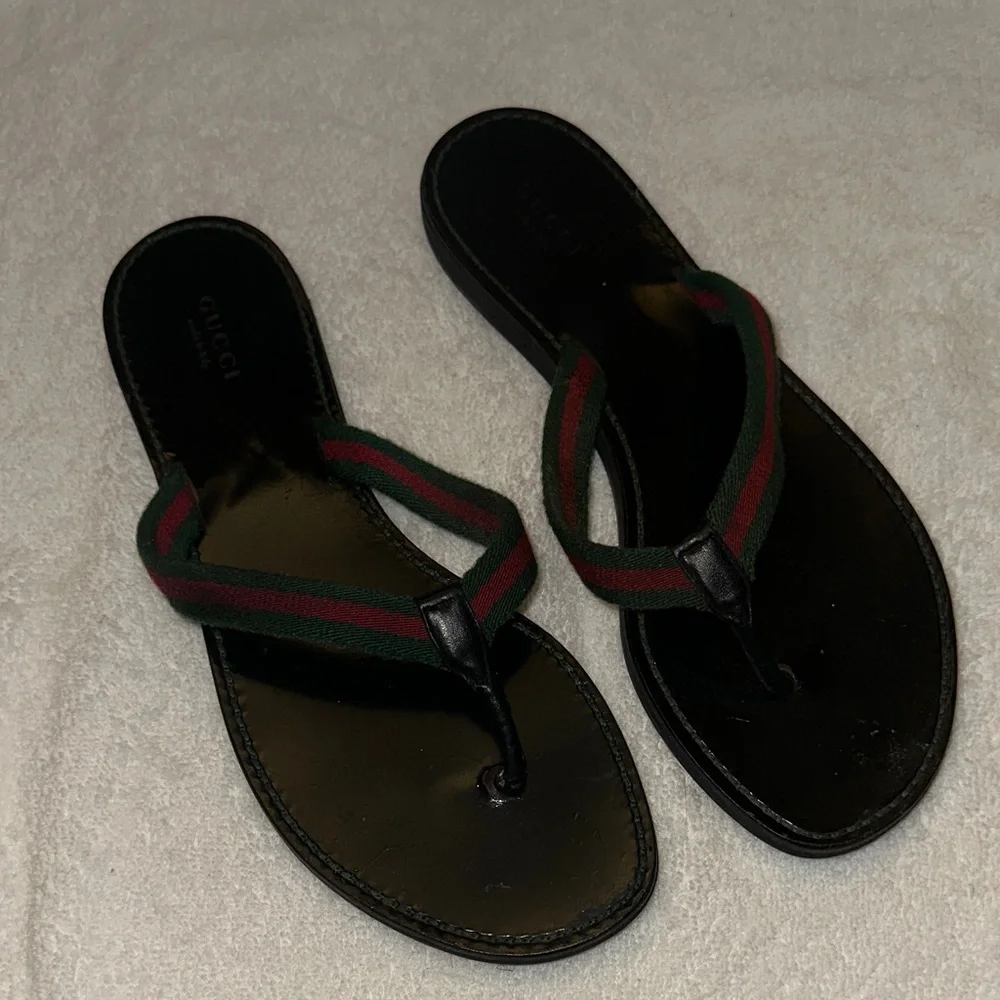 Gucci Black Leather Thong Sandals with Green-Red Web Stripe